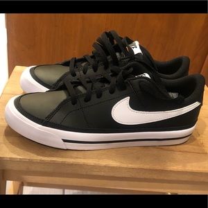 Nike big boys sneakers like new 4Y